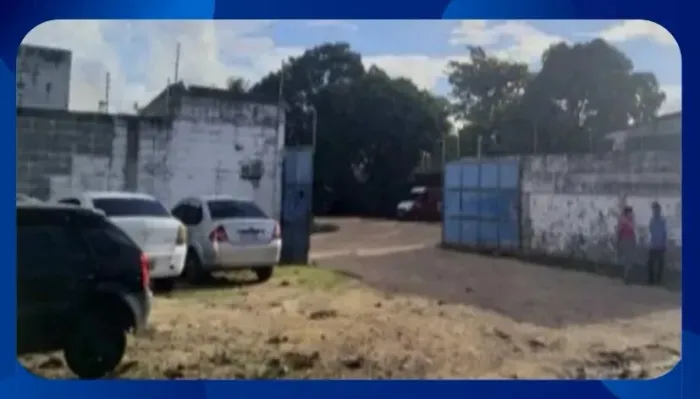 TERRENO COM BENFEITORIAS - Rua Muniz Falcão, com escritório e galpão edificados, Tabuleiro