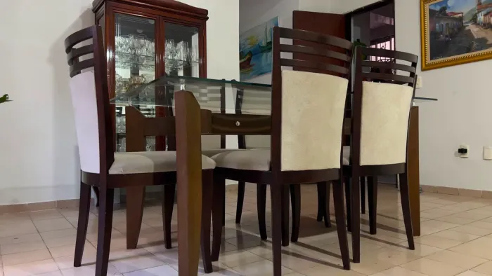Mesa de vidro com cadeiras