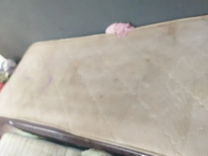 Vende se uma cama de solteiro e um colchão 600