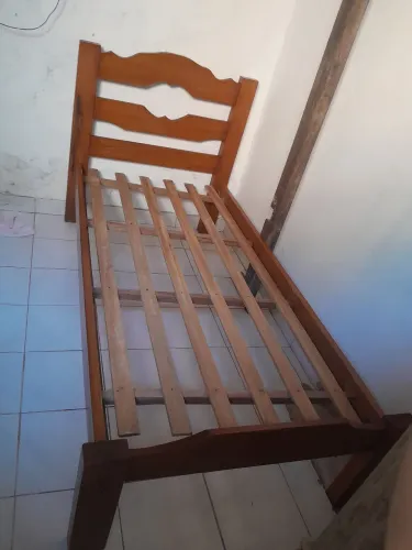 Cama de solteiro robusta