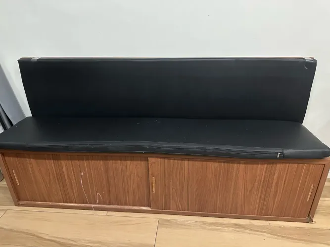 Banco com armário e estofado a removível