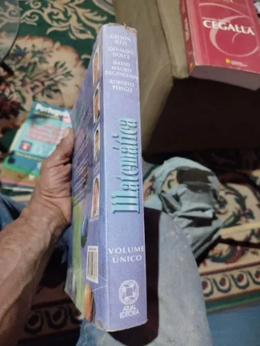 Vendo livro de matemática volume único