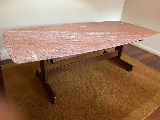 Mesa de jantar em Mármore Imperial com base de madeira maciça sucupira