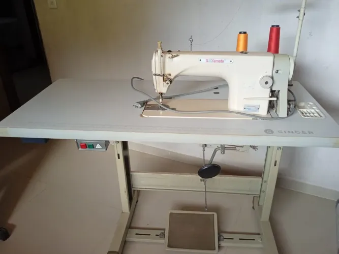 Máquina de Costura Reta Industrial Yamata GC8700 - Completa com Mesa e Motor 220V