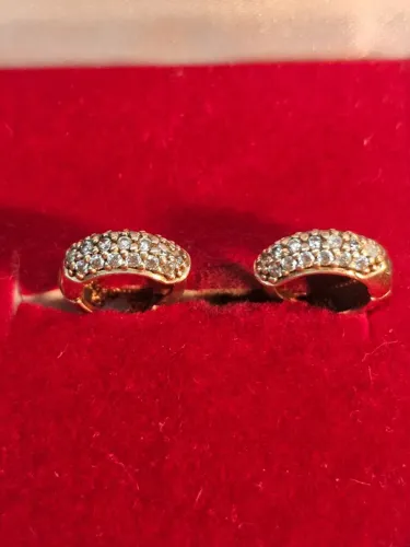 Brincos em ouro maciço 12k com pedras brilhantes sem uso 