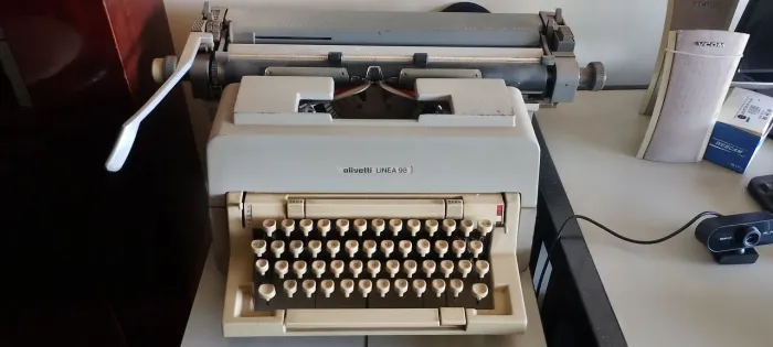 Máquina de datilografar Olivetti Linea 98