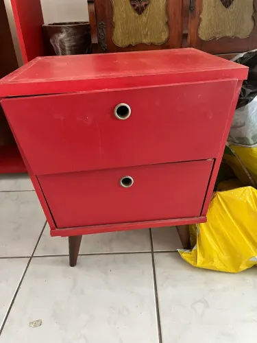 Mesa de cabeceira vermelha 