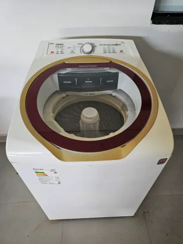Lavadora de roupas brastemp.