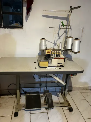Máquina interlock Gemsy Industrial - Ótimo Estado