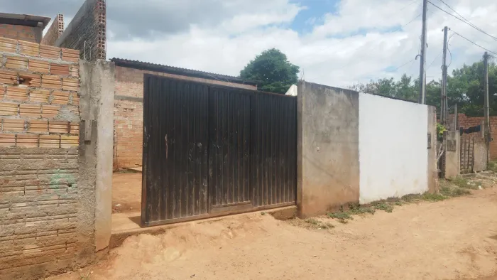 VENDE-SE CASA COM 3 APARTAMENTOS PRÉ CONSTRUIDOS