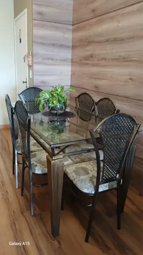 Mesa de vidro com cadeiras (6 lugares)