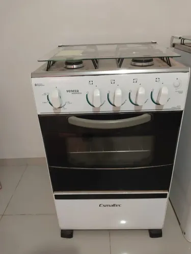 Fogão de 4 bocas, marca Esmaltec.