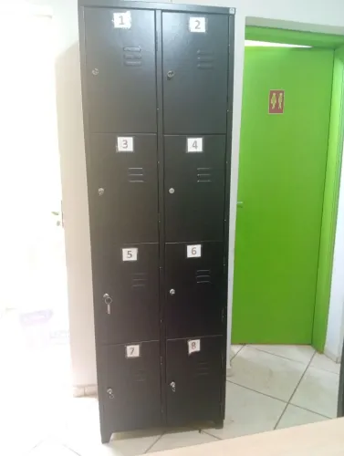 Armário de ferro com chave 8 portas