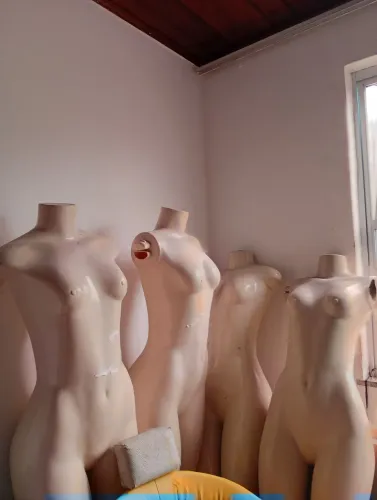 Pra vender logo 4 manequins no preço.