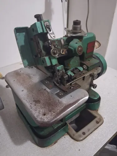 MÁQUINA DE COSTURA OVERLOCK CHINESINHA SEMI-INDUSTRIAL 220W COM MESA