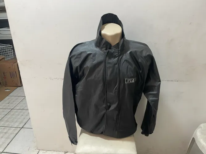 Jaqueta Preta de Capa de Chuva Delta Flex com Gola Alta