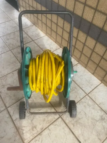 Enrolador de mangueira.