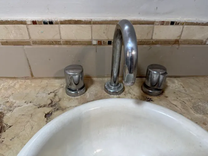Bancada Travertino (com pequenos defeitos), Cuba e torneira