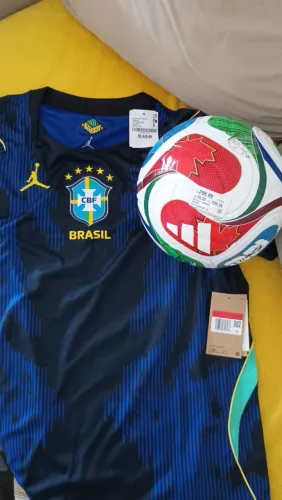 Vendo camisa do brasil e bola da copa mundo oficiais