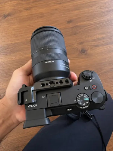 Sony A6700 + Tamron 17-70mm f/2.8 + 23mm f/1.4 + Cooler Ulanzi + Dummy Bate + Mini tripé