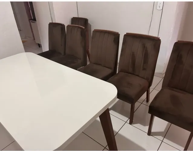 Mesa de jantar em ótimo estado ? Linda e conservada!