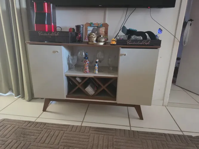 Vendo uma mesa de bebidas