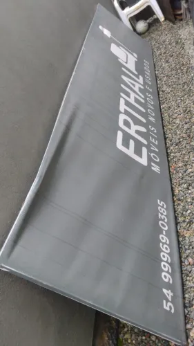 Placa para comércio - estrutura metálica
