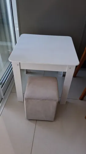 Mesa infantil com puff