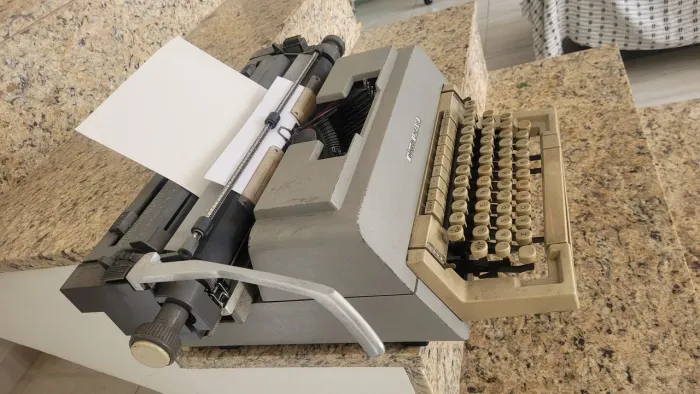 Maquina de escrever manual marca olivetti linea 98