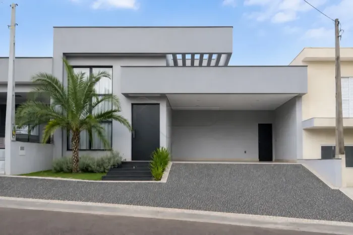 Casa de Alto Padrão Mobiliada com 03 Quartos, sendo 02 Suítes no Condomínio Residencial Fl