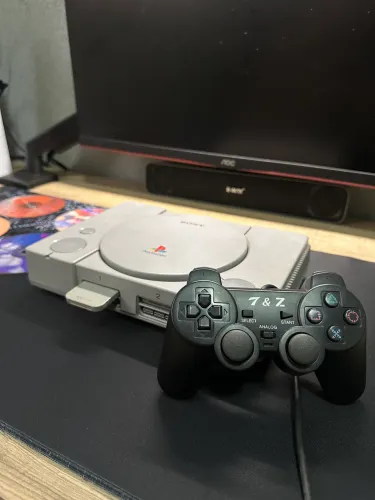 PlayStation 1 Fat SCPH-7501 Desbloqueado - Estado de Novo + Jogos e Memory Card