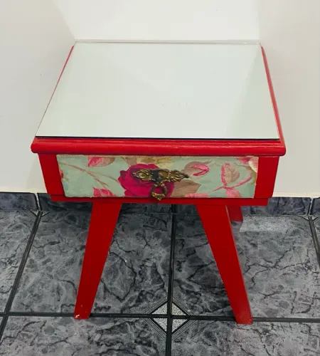 Mesa De Cabeceira Retrô Vermelha Com Gaveta Floral E Espelho