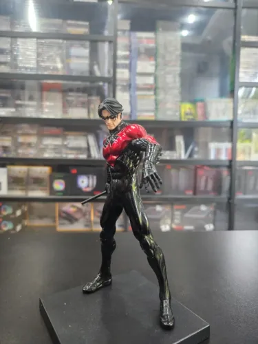Estátua DC Comics Nightwing New 52 - Kotobukiya  ARTFX+ (ESCALA 1/10) 