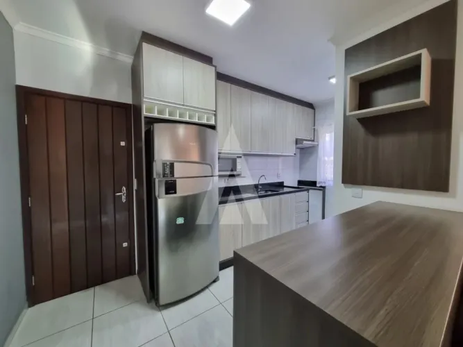 Apartamento semi mobiliado com 02 quartos e sacada com churrasqueira, no bairro Aventureir