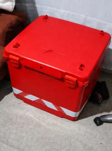 Baú de moto 110 litros $550 com suporte novo e mais 2 citas novas.