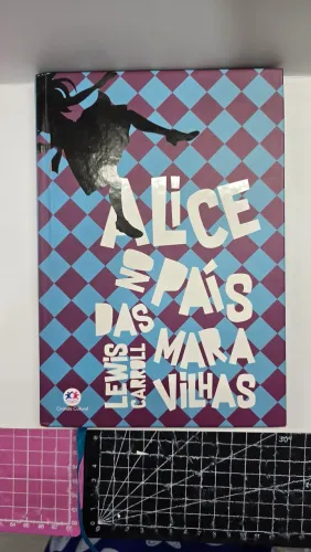 Alice no País das Maravilhas - Capa Dura