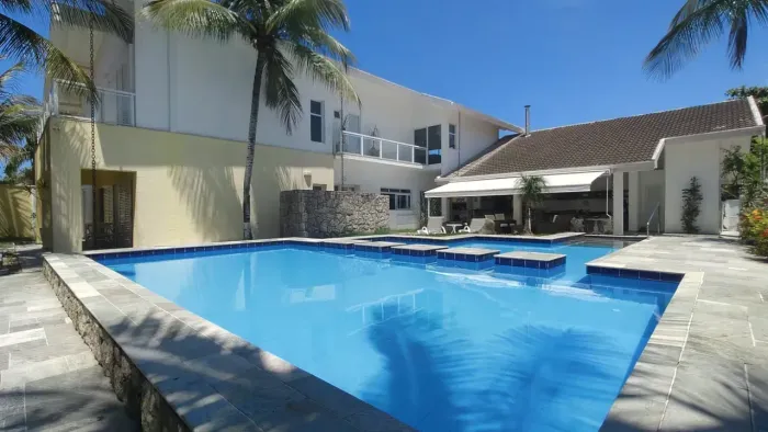Casa de Alto Padrão no Jardim Virgínia  6 Suítes, Piscina e Espaço Gourmet no Guarujá