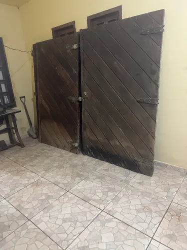 Vendo esses dois portão de garagem madeira Massaranduba