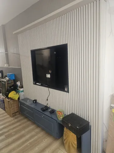 Painel para TV Ripado 2,23m largura 2,26m altura , a retirar 