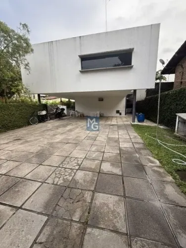 Casa com 06 quartos em Apipucos