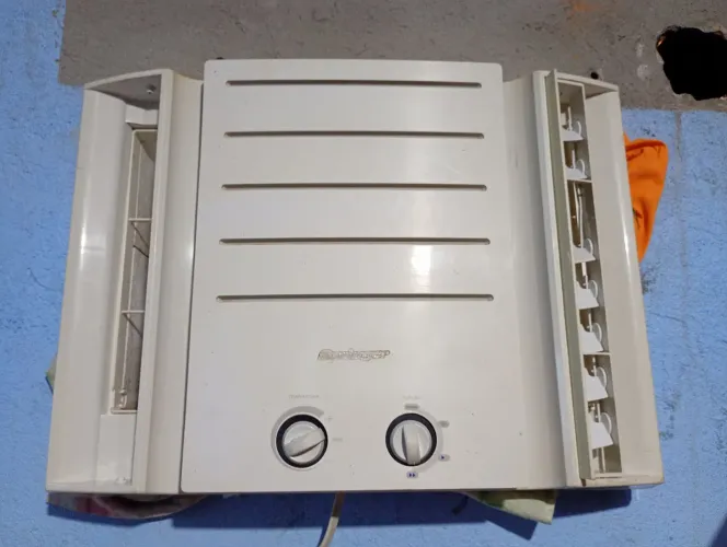 Ar condicionado Springer 7500 btus 220 volts gelando ótimo r$450