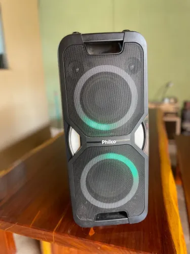 Estou vendendo essa caixa de som Philco , está perfeita ursada poucas vezes .