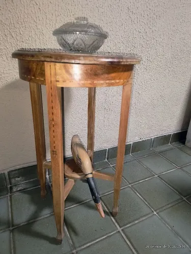  Mesa de canto lateral com tampo de madeira e prateleira inferior. 