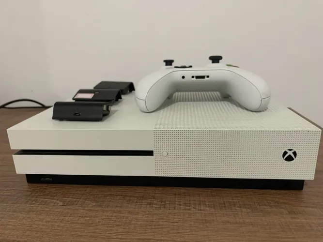 Xbox one S /  1TB + controle e 3 baterias!!!