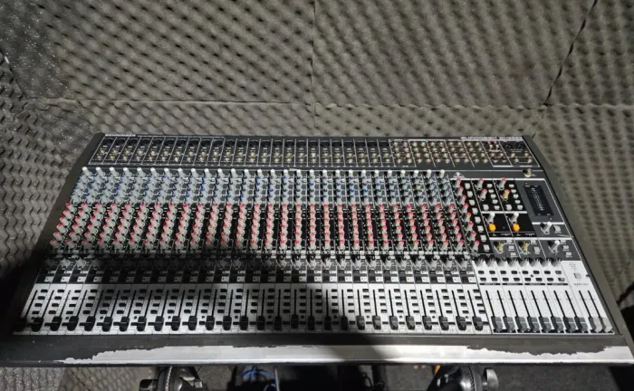 Vendo mesa de som behringer de 32 canais e 6 auxiliares 