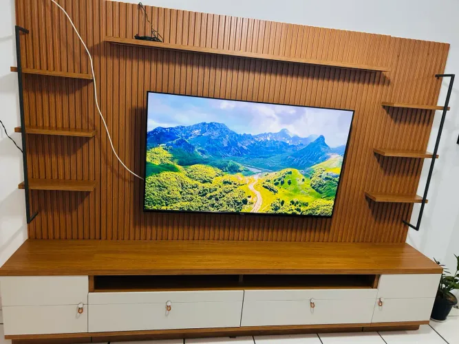 Painel Ripado para TV 2,30m com Rack e Prateleiras - Nota Fiscal - Estado de Novo