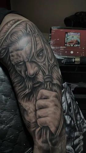 Tatuagem realismo preto e cinza