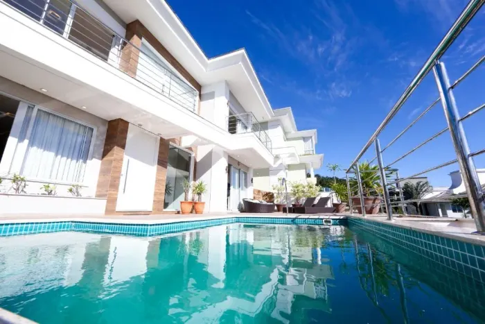 Casa com Piscina e 4 quartos em condomínio fechado no bairro João Paulo, em Florianópolis.