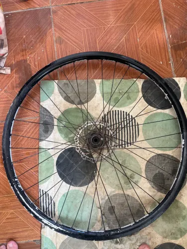 JANTE DE BICICLETA ARO 29 COM RAIOS E DISCO DE FREIO