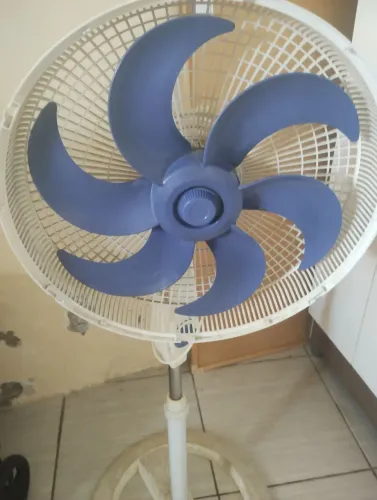 Ventilador com motor forte vendo ótimo